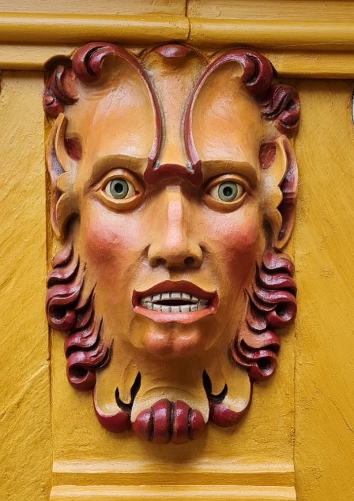 Restaurierte Maske des Uhrturms