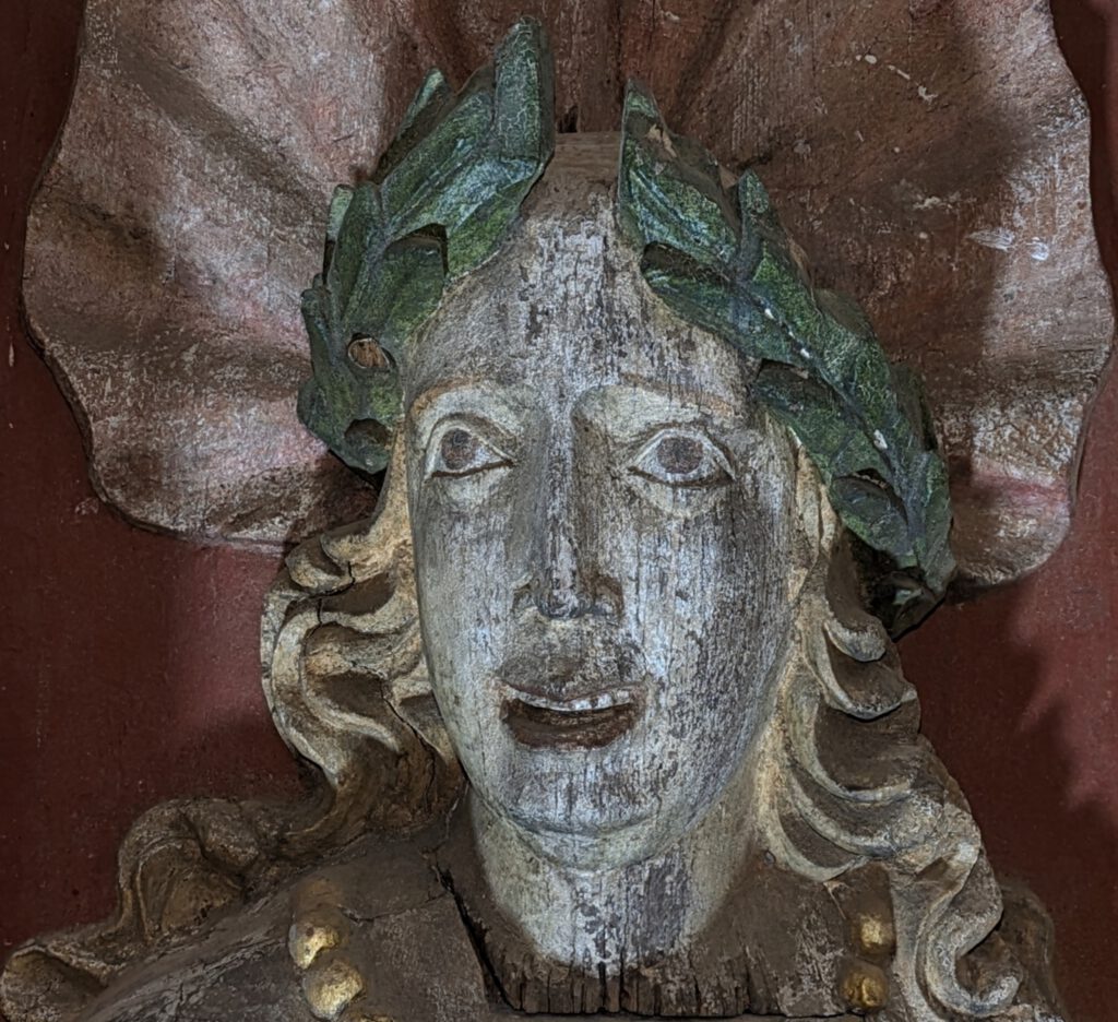 Maske der Turmfigur im Originalzustand vor Restaurierung