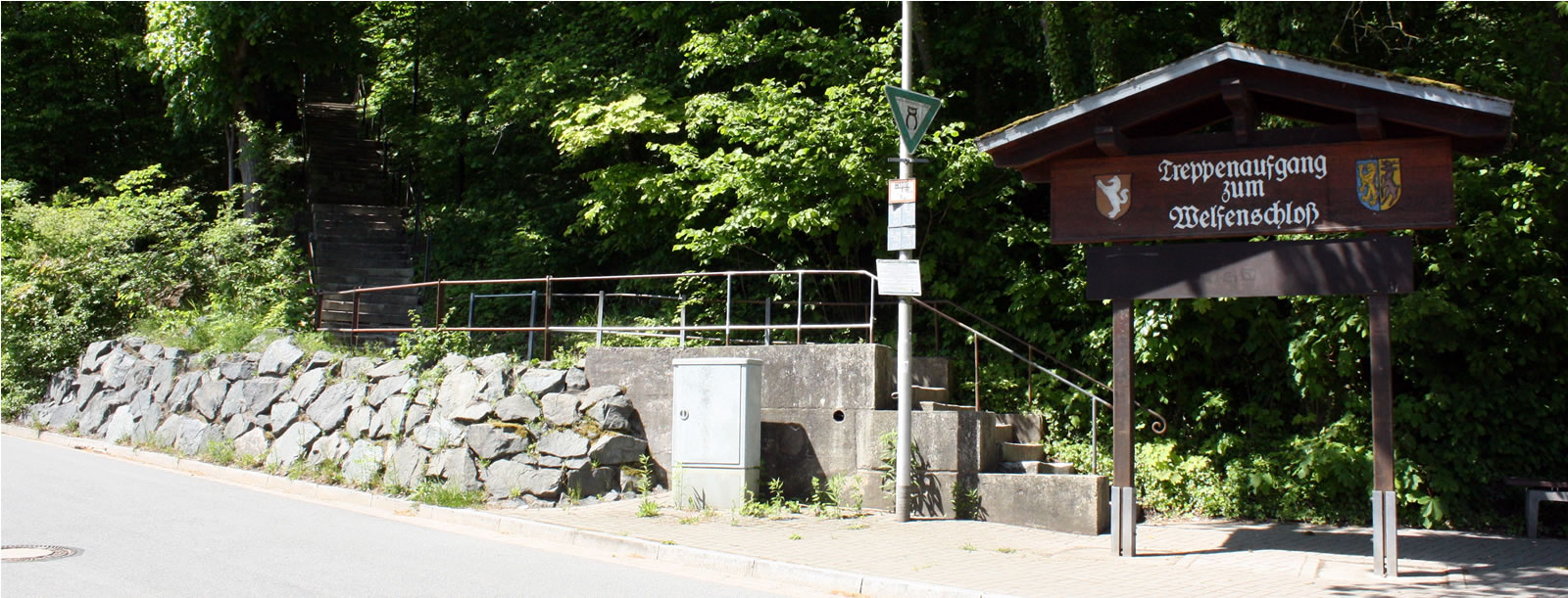 Treppenzugang zum Schloss Herzberg am Schlossbahnhof - Nur wenige Schritte vom Schlossbahnhof Herzberg entfernt beginnt der kurze, aber eindrucksvolle Aufstieg zum Welfenschloss