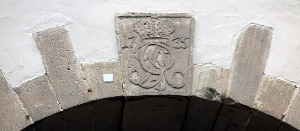 Monogrammstein Torhaus Bogen von Schloss Herzberg