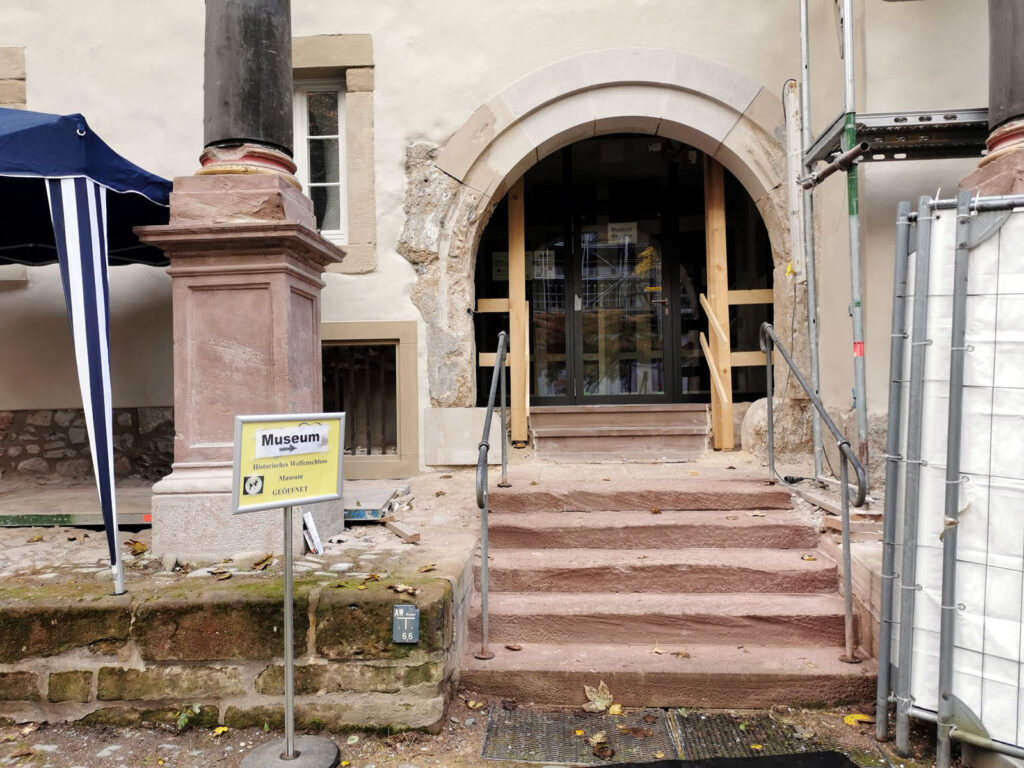 Museumseingang mit Säulen - alte Treppe