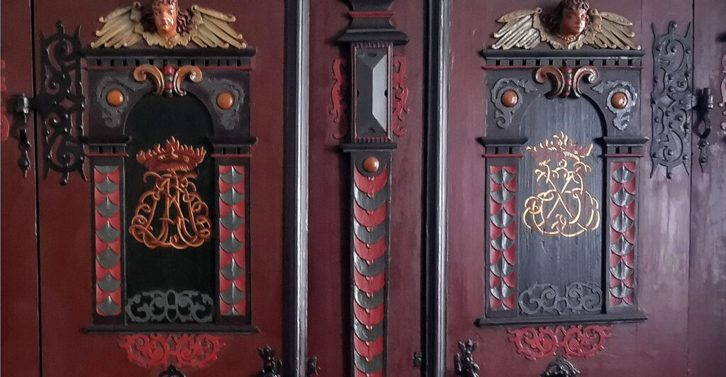 Detailansicht der kunstvoll verzierten Türen mit Initialen der Herzogin – ein barockes Erbstück voller Geschichte. Schrank der Herzogin Schloss Herzberg