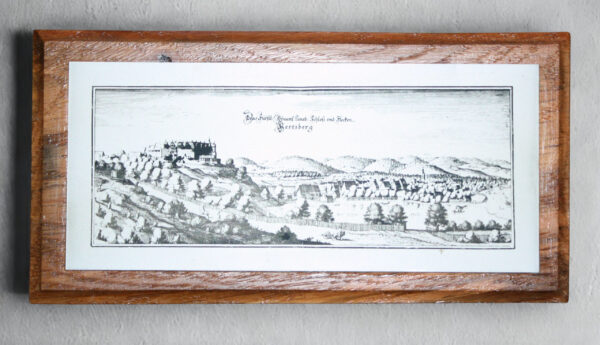 Gerahmte historische Zeichnung von Schloss Herzberg, auf Holzplatte montiert, mit Landschaft und Ortschaft im Hintergrund.